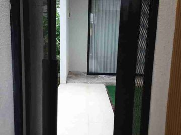 DIJUAL RUMAH CANTIK FULL FURNISHED DENGAN LUAS 140 meter persegi LINGKUNGAN ASRI DAN NYAMAN