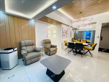 FOR SALE | Luxury 3BR Residence with Sauna at Uptown Parksuites Tower 1, BGC