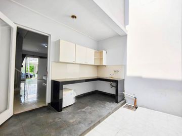 Dijual Cepat Rumah di Glc, Cluster Amerika Latin, Uk.6x16m2