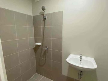 FOR RENT BARE UNIT AT VISTA POINTE