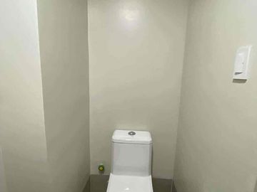 FOR RENT BARE UNIT AT VISTA POINTE