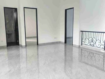 Dijual cepat rumah di hook lokasi strategis di Sentul city