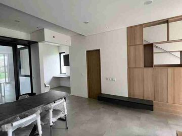 DISEWAKAN RUMAH 2 LANTAI FULLY FURNISH & ELEKTRONIK DI TANAKAYU SVANI BSD CITY TYPE 6 HOEK