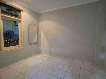 Disewakan Cepat Rumah Kamar 4+1 di Puri Indah Jakarta Barat