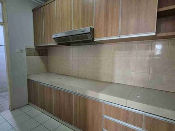 Disewakan Cepat Rumah Kamar 4+1 di Puri Indah Jakarta Barat