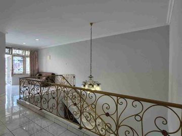 Disewakan Cepat Rumah Kamar 4+1 di Puri Indah Jakarta Barat