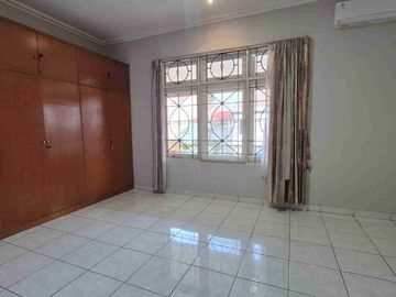 Disewakan Cepat Rumah Kamar 4+1 di Puri Indah Jakarta Barat