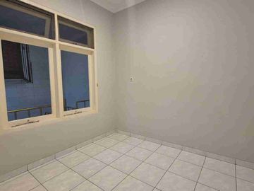 Disewakan Cepat Rumah Kamar 4+1 di Puri Indah Jakarta Barat