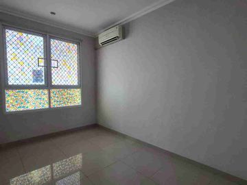 Disewakan Cepat Rumah Kamar 4+1 di Puri Indah Jakarta Barat