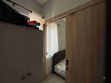 Rumah Flora tipe Freya furnished dengan Kamar tidur 4, AC 2 unit, lemari 2 , sofa dan ranjang 1 juga canopy depan dan belakang