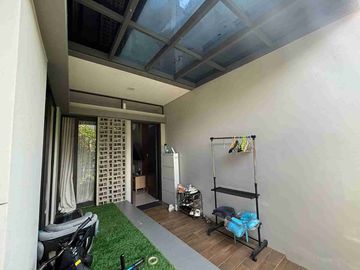 Rumah Flora tipe Freya furnished dengan Kamar tidur 4, AC 2 unit, lemari 2 , sofa dan ranjang 1 juga canopy depan dan belakang