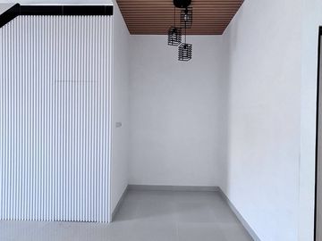 DIJUAL 2 RUMAH CANTIK MASIH BARU 2 LANTAI DI VILLA MELATI MAS (DM92)