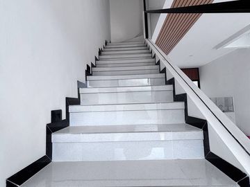 DIJUAL 2 RUMAH CANTIK MASIH BARU 2 LANTAI DI VILLA MELATI MAS (DM92)