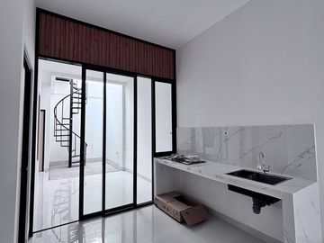 DIJUAL 2 RUMAH CANTIK MASIH BARU 2 LANTAI DI VILLA MELATI MAS (DM92)