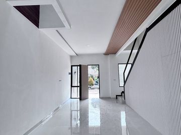 DIJUAL 2 RUMAH CANTIK MASIH BARU 2 LANTAI DI VILLA MELATI MAS (DM92)