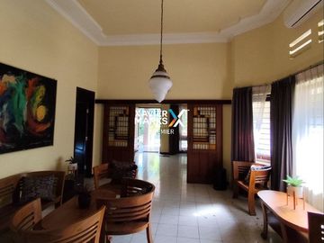 DISEWAKAN Rumah Modern Vintage Kondisi Partial Furnish Siap Huni Cocok untuk Tempat Tinggal atau Kantor Dekat Kuliner dan JL Ijen di JL Merbabu