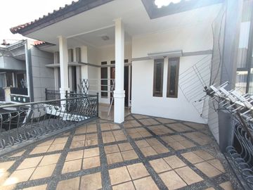 Dijual rumah siap huni 2 lantai di Batununggal