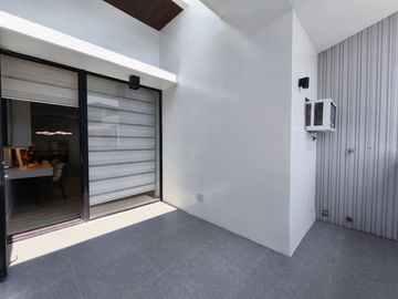 Compound Type 4 Storey Luxury Townhouse For Sale with 4 Bedrooms in Santa Cruz Manila-JV2