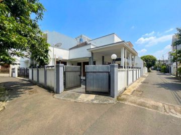 RUMAH LUAS DI TEBET, JALAN LEBAR, GA ADA LAGI YANG LEBIH MURAH DARI INI !