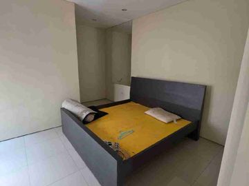 Disewakan rumah royal residence Surabaya cluster depan ,4 kamar tidur ,semi furnished
