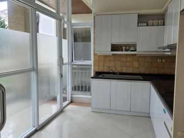 Dijual Rumah Mewah Semi Furnished di BSD Taman Giri Loka