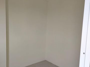 Jual cepat, Apartemen Puncak Dharmahusada 2 bedroom unfurnished Tower B Lantai 21