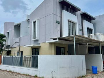 Disewakan, Rumah baru Regency One Babatan Pantai