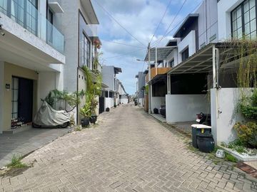 Disewakan, Rumah baru Regency One Babatan Pantai