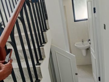 Dijual Rumah Siap Huni di Cluster Aurea Kemang Pratama, Bekasi
