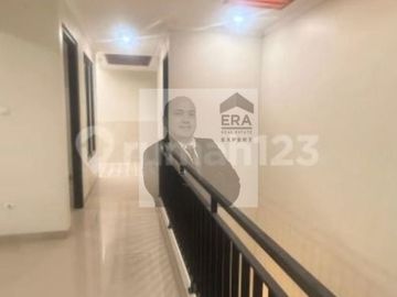 Rumah Baru!! Siap Huni Rumah Modern 3 Lantai di Rawamangun. Lihat Pasti Suka!
