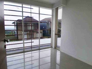 Dijual Rumah Mewah Semi Furnished Tingkat 3 Lantai di Perumahan Citragrand, Semarang