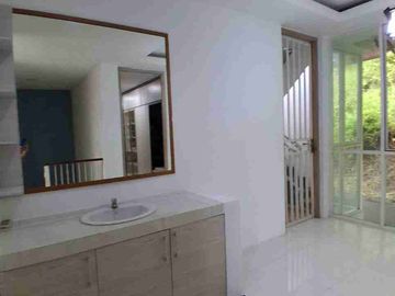 Dijual Rumah Mewah Semi Furnished Tingkat 3 Lantai di Perumahan Citragrand, Semarang