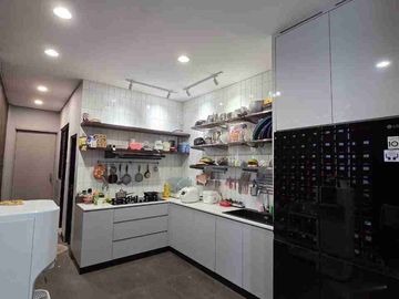 Rumah Emily modern lux elegance tipe Elsa premium full furnish dengan 4+1 KT dan carport 2 mobil + garasi 1 mobil