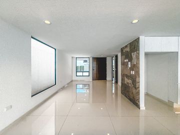 CASA EN VENTA CON RECÁMARA EN PLANTA BAJA EN LOMAS DE ANGELÓPOLIS III.