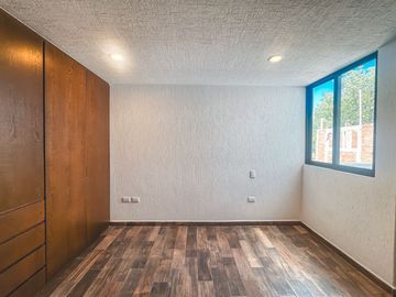 CASA EN VENTA CON RECÁMARA EN PLANTA BAJA EN LOMAS DE ANGELÓPOLIS III.