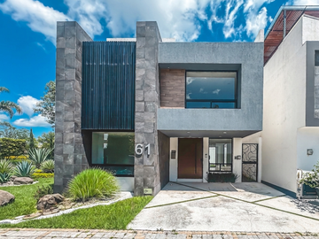 CASA EN VENTA CON RECÁMARA EN PLANTA BAJA EN LOMAS DE ANGELÓPOLIS III.