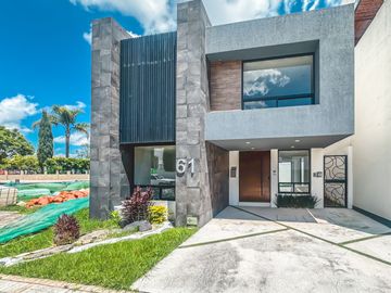 CASA EN VENTA CON RECÁMARA EN PLANTA BAJA EN LOMAS DE ANGELÓPOLIS III.