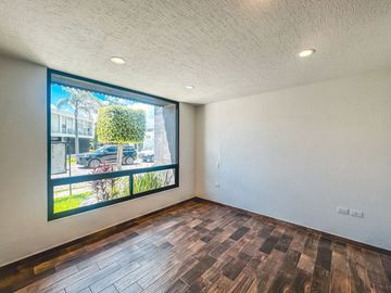 CASA EN VENTA CON RECÁMARA EN PLANTA BAJA EN LOMAS DE ANGELÓPOLIS III.