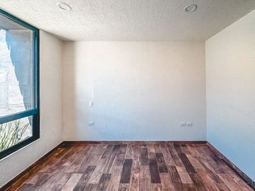 CASA EN VENTA CON RECÁMARA EN PLANTA BAJA EN LOMAS DE ANGELÓPOLIS III.
