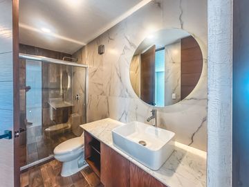 CASA EN VENTA CON RECÁMARA EN PLANTA BAJA EN LOMAS DE ANGELÓPOLIS III.