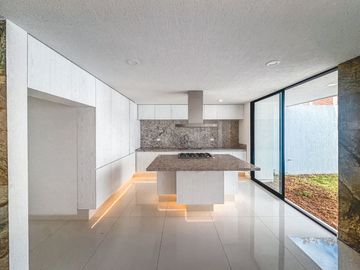 CASA EN VENTA CON RECÁMARA EN PLANTA BAJA EN LOMAS DE ANGELÓPOLIS III.