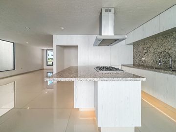 CASA EN VENTA CON RECÁMARA EN PLANTA BAJA EN LOMAS DE ANGELÓPOLIS III.