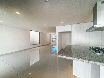 CASA EN VENTA CON RECÁMARA EN PLANTA BAJA EN LOMAS DE ANGELÓPOLIS III.