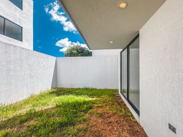 CASA EN VENTA CON RECÁMARA EN PLANTA BAJA EN LOMAS DE ANGELÓPOLIS III.