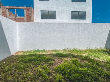 CASA EN VENTA CON RECÁMARA EN PLANTA BAJA EN LOMAS DE ANGELÓPOLIS III.