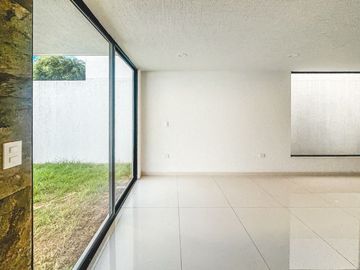 CASA EN VENTA CON RECÁMARA EN PLANTA BAJA EN LOMAS DE ANGELÓPOLIS III.