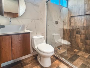 CASA EN VENTA CON RECÁMARA EN PLANTA BAJA EN LOMAS DE ANGELÓPOLIS III.