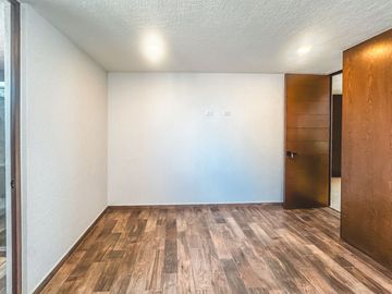 CASA EN VENTA CON RECÁMARA EN PLANTA BAJA EN LOMAS DE ANGELÓPOLIS III.