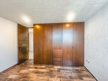 CASA EN VENTA CON RECÁMARA EN PLANTA BAJA EN LOMAS DE ANGELÓPOLIS III.