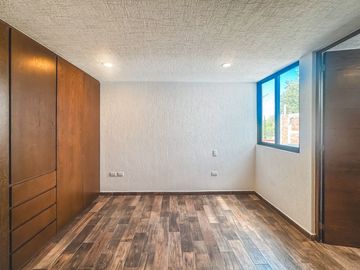 CASA EN VENTA CON RECÁMARA EN PLANTA BAJA EN LOMAS DE ANGELÓPOLIS III.
